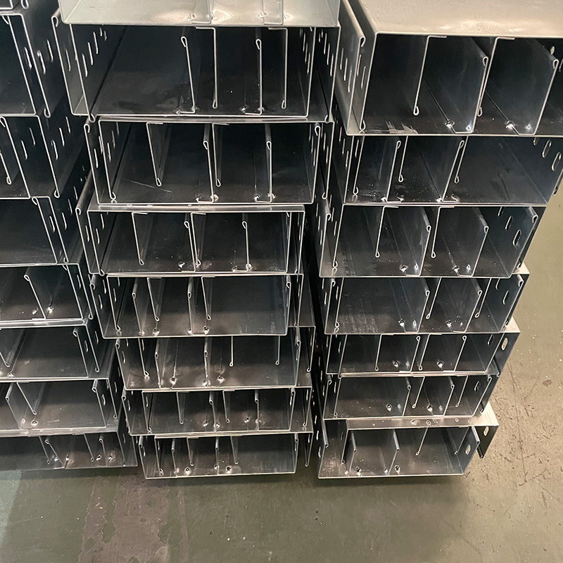 Tabuleiro de cabos com rebordo em formato de gota de água