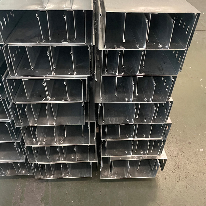 Tabuleiro de cabos com rebordo em formato de gota de água