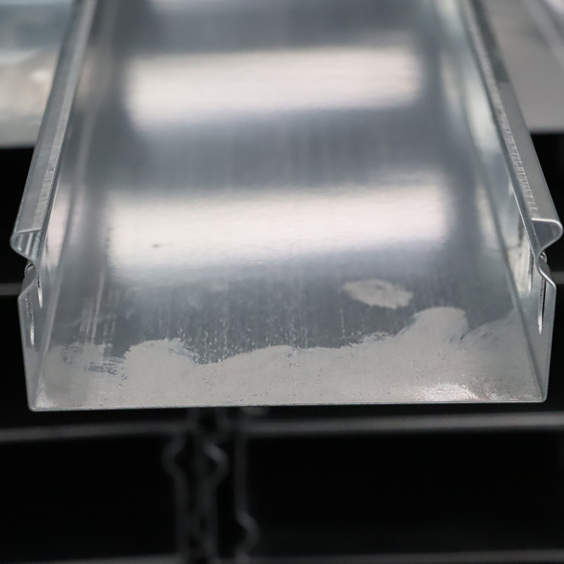 Bandeja de cabos com travamento automático