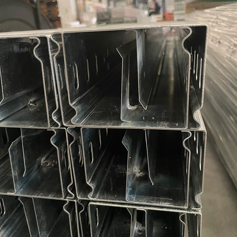 Bandeja de cabos com travamento automático