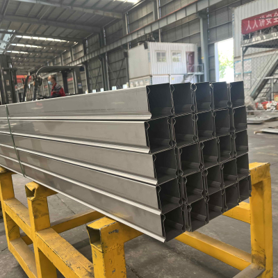 Bandeja de cabos de grande extensão