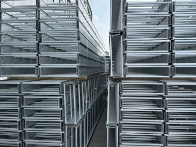 Suporte para caminho de cabos de camada dupla