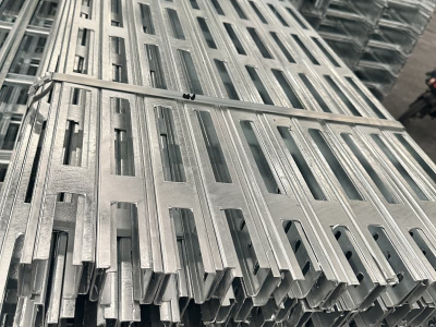 Bandeja de cabos escalonada