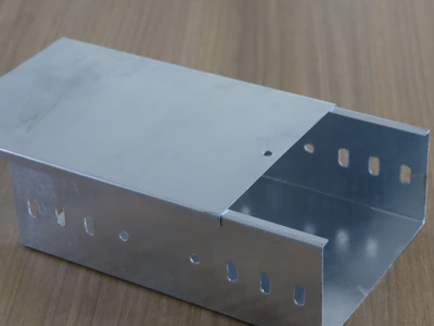 Bandeja de cabos com ranhura